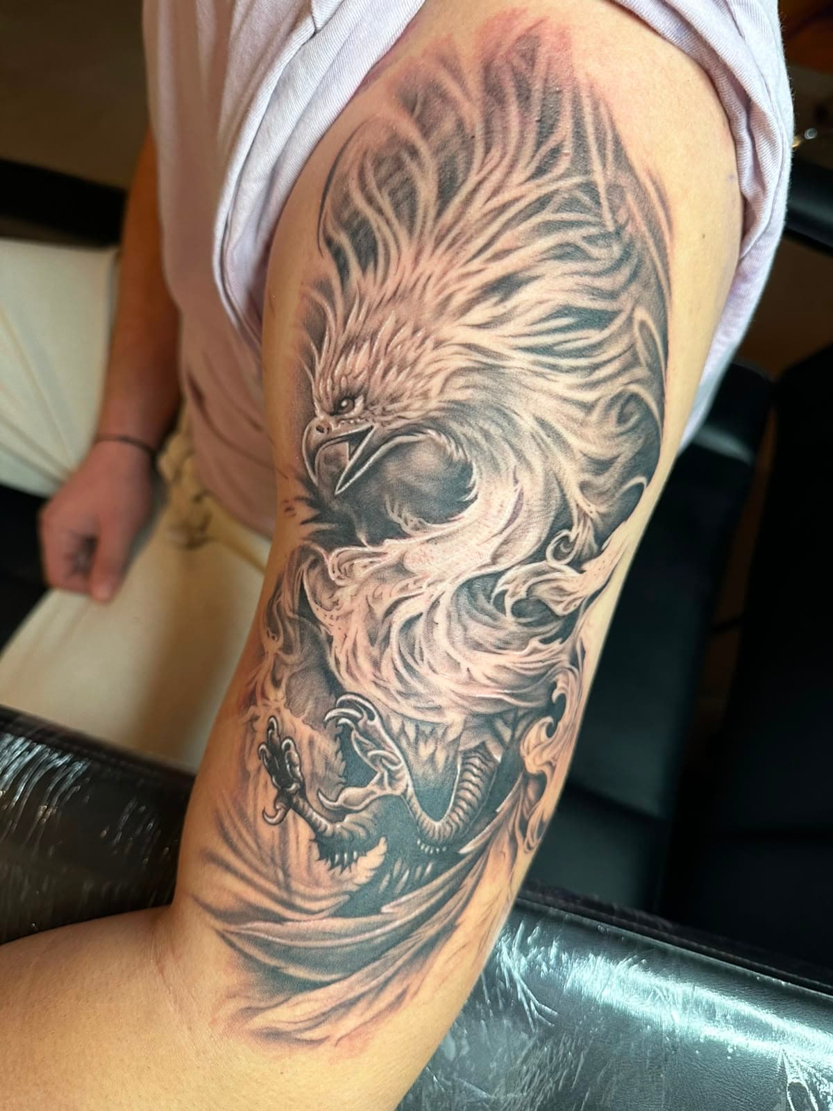 Detailné tetovanie draka na paži