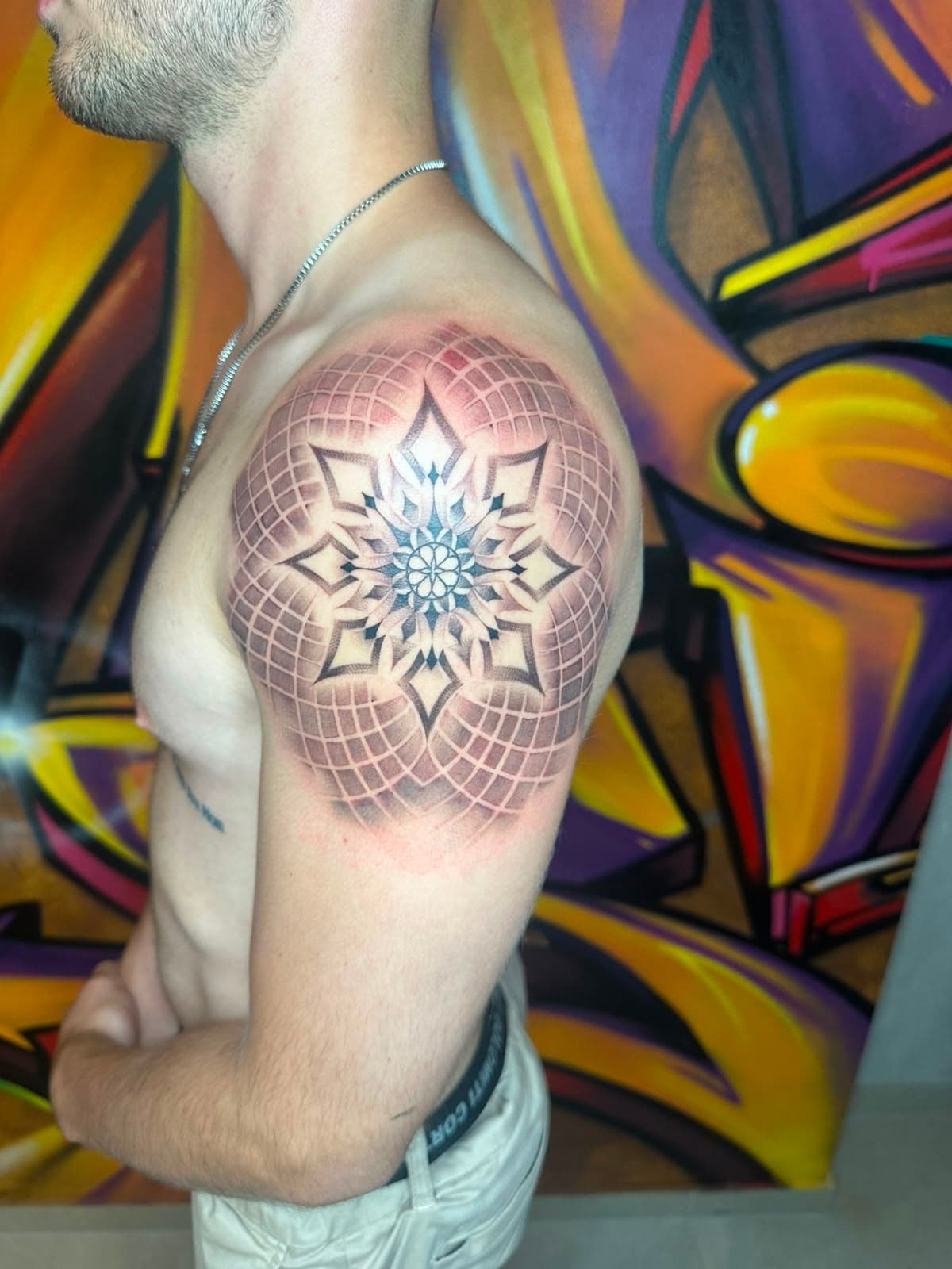 Geometrická mandala na ramene